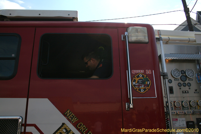 Krewe-of-Mid-City-2010-Mardi-Gras-New-Orleans-Carnival-9172