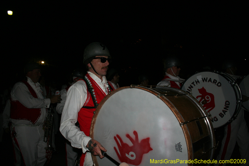 2009-Krewe-of-Muses-New-Orleans-Mardi-Gras-0918